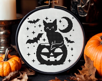 Korsstygnsmönster med månskenskatt – gotisk Halloween-design, monokrom PDF, lätt utskrivbart diagram, broderi med läskig fladdermus och pumpa
