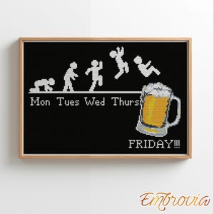 Puede incluir: Arte de punto de cruz en un marco de madera. El diseño representa la evolución de la semana de una persona, desde gatear el lunes hasta celebrar con una jarra de cerveza el viernes. El texto dice "Mon Tues Wed Thurs FRIDAY!!!".