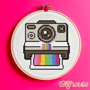 Snapshot Spectrum – Korsstygnsmönster med retrokamera och regnbågsfilm för fotografer och färgglada väggdekorationsprojekt