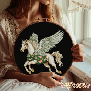 Floraler Pegasus im Flug – Kreuzstich Stickmuster PDF, geflügeltes Pferd mit Rosen, zauberhafte Stickerei für das Dekor oder als Geschenkidee