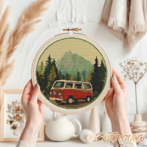 Kreuzstich Anleitung in den Bergen – Retro Van im Wald – Stickerei PDF - Abenteuer Landschaft Wall Art DIY Stitch Kit
