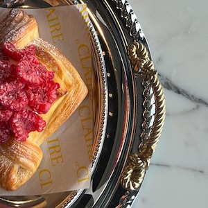 Vintage Silverpläterad serveringsbricka med handtag – Dekorativ soffbordsbricka, Vintage barbricka, elegant serveringsbricka 34 cm