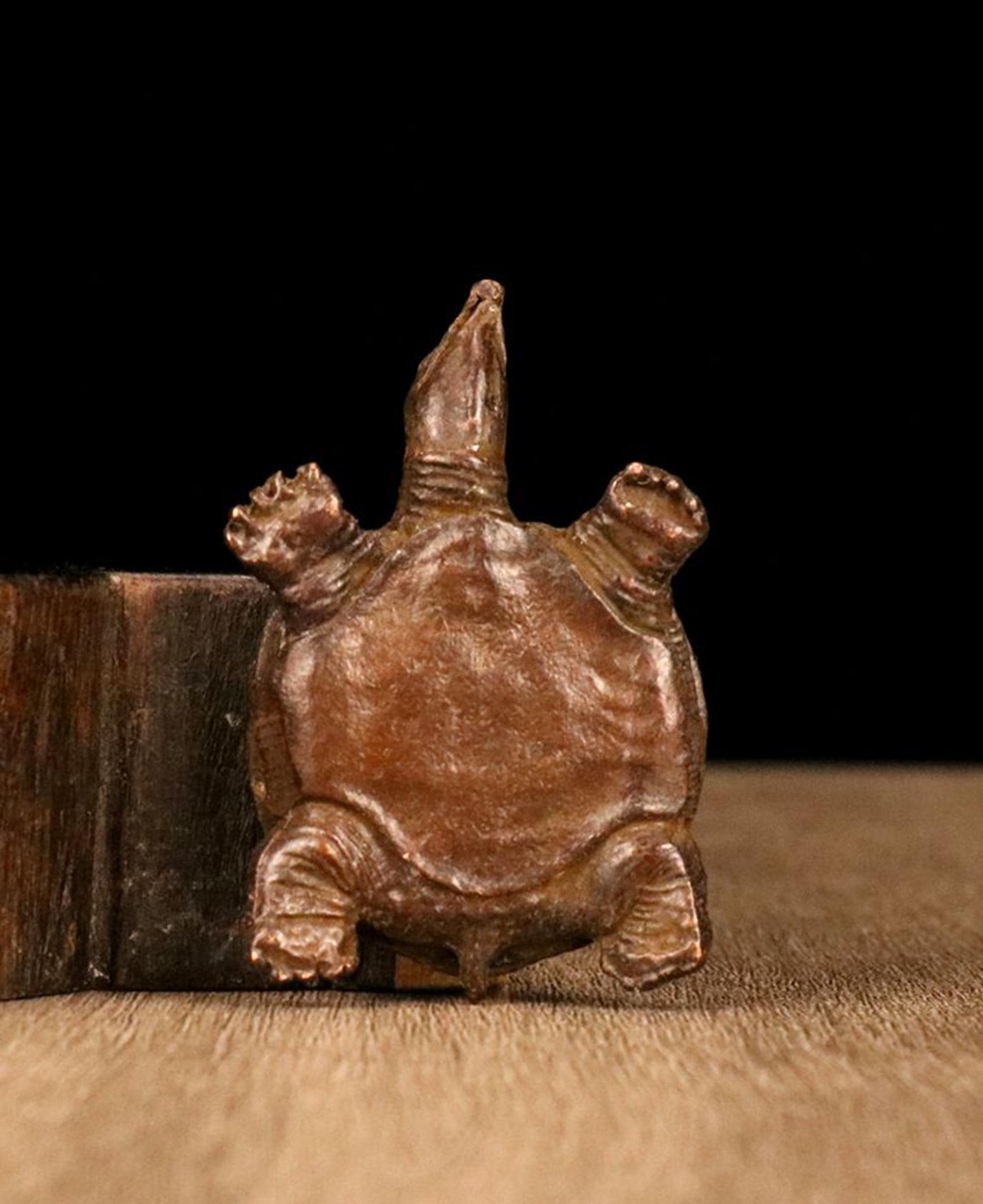 亀の形状の茶色彫刻 ヴィンテージブロンズ彫刻の亀の像、風水像 - Etsy 日本