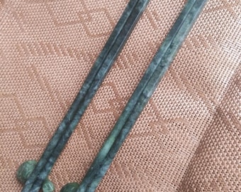2 Stück natürliche Jade geschnitzte Stäbchen, Schildkrötenstopp. Wohndekoration