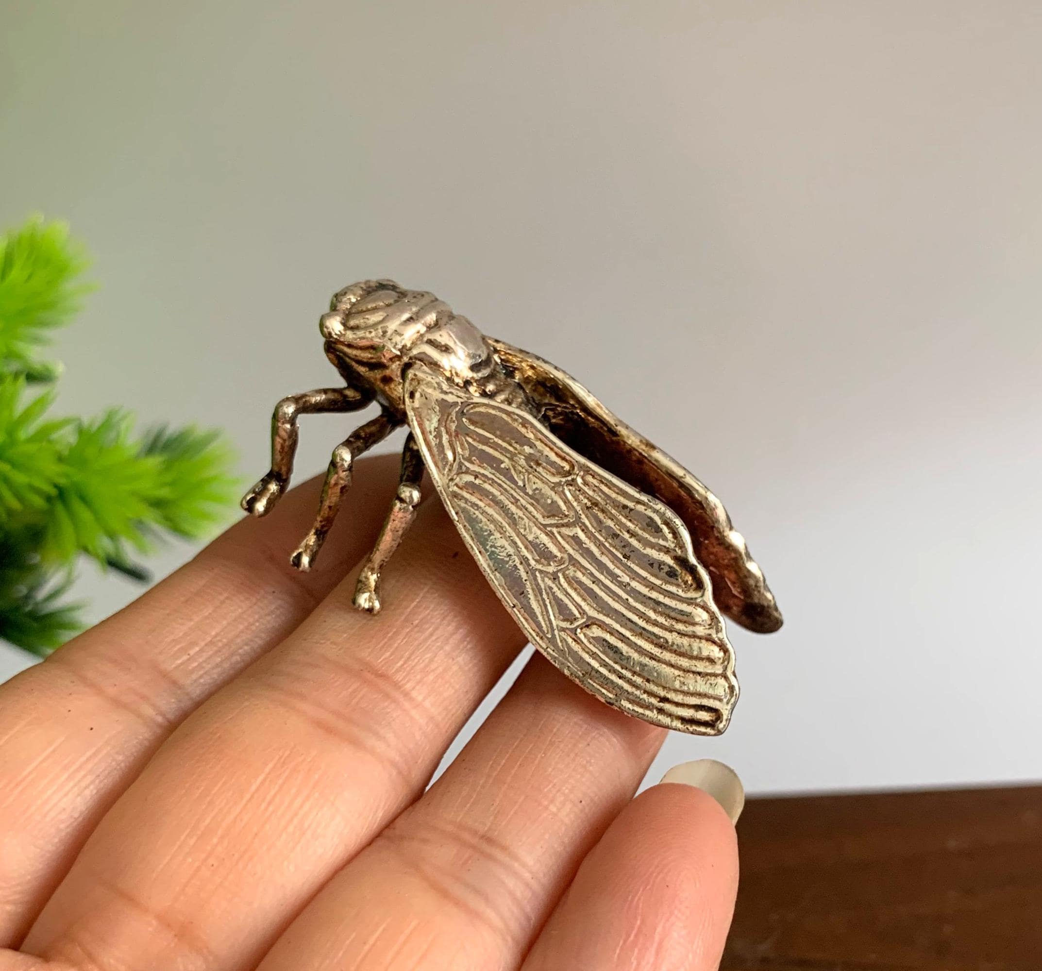 ヴィンテージの白銅彫刻のセミ像。ホームデコレーション - Etsy 日本