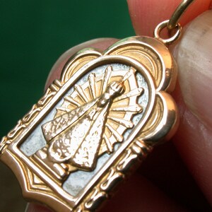 Colgante de medalla religiosa vintage de oro de 18 quilates con diseño art déco antiguo, imagen de la Virgen de Luján y panel de nácar.
