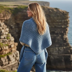 Puede incluir: Un letrero de madera hecho a mano con la palabra "Welcome" en una fuente juguetona. El letrero presenta un fondo blanco desgastado y un borde marrón oscuro, ideal para una puerta principal.