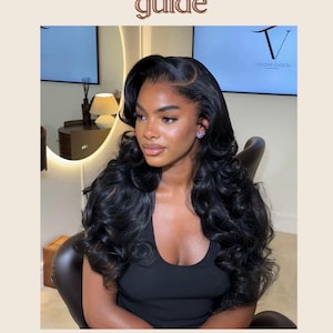 Peut inclure: Une femme aux longs cheveux noirs et ondulés est présentée dans un guide intitulé "The wig installation guide". Elle porte un haut noir et des boucles d'oreilles. Le texte "By StudioKhair" est en bas de l'image.