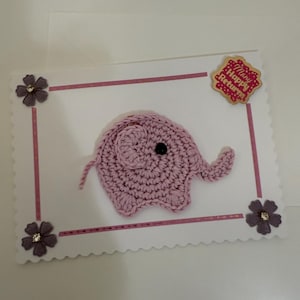 Tarjeta de cumpleaños de crochet hecha a mano - Diseño de elefante rosa - Tamaño A6