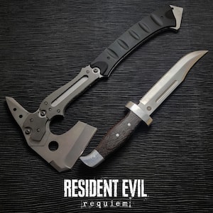 Pode incluir: Duas facas táticas e um machado são exibidos contra um fundo preto texturizado. O machado é cinza e preto, com uma alça curva. A faca tem uma alça de madeira e uma lâmina curva. O texto "RESIDENT EVIL requiem" está na parte inferior.