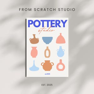 Könnte beinhalten: Ein weißer Poster mit dem Text "POTTERY studio est. 2025" in Blau und Rot. Der Poster zeigt eine Sammlung von 9 verschiedenen Keramikdesigns in den Farben Rosa, Blau und Braun.
