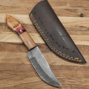 Handmade damascus steel knife, leather sheath is included.