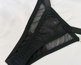 カラビナ付きブラックメッシュTバック、調節可能なストラップ、コットンライニング、セクシーな伸縮性のあるランジェリーパンティー