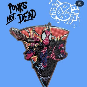 Könnte beinhalten: Ein dreieckiger Emaille-Pin mit Spider-Man, der Gitarre spielt, mit dem Text "Punks Not Dead". Der Pin hat ein rotes, schwarzes und blaues Farbschema mit einer weißen Grafik in der oberen rechten Ecke. Der Pin ist vor blauem Hintergrund.