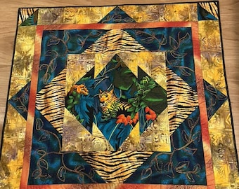 Gewatteerde muurhanger tijger met metalen versieringen