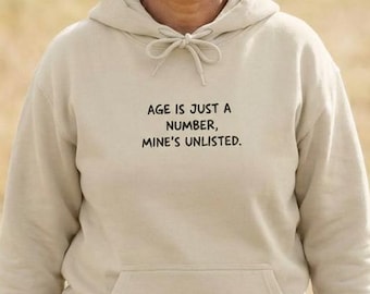 Sudadera con capucha "La edad es solo un número" / Frase manuscrita con diseño minimalista
