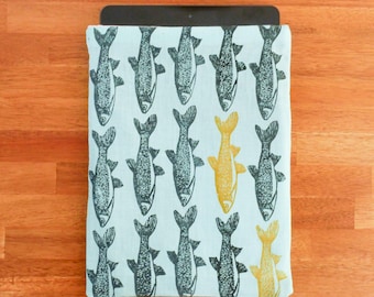 Copertina per libro realizzata a mano – Disegno di pesce in linoleum grigio e oro – Tessuto riciclato – Fatto a mano ed ecologico