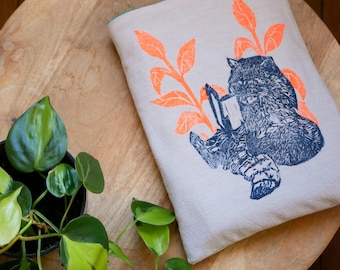 Copertina per libro con motivo a procione – Copertina per libro in tessuto fatta a mano – Stampa linoleografica artigianale – Regalo ecologico per lettori