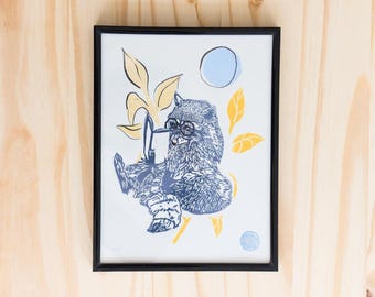 Linoleografia multicolore – Procione che legge tra le piante (edizione limitata)