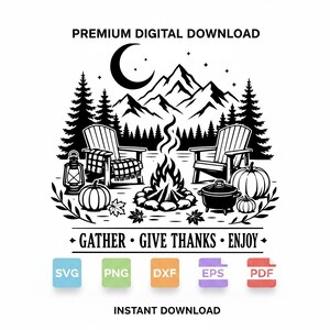 Puede incluir: Un gráfico digital en blanco y negro que muestra una escena de fogata con dos sillas, una linterna, calabazas y montañas bajo una luna creciente. El texto dice PREMIUM DIGITAL DOWNLOAD, GATHER • GIVE THANKS • ENJOY e INSTANT DOWNLOAD.
