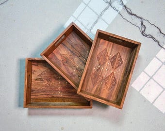 Set van gesneden houten dienbladen – messing inlegwerk met bloemen, decoratieve dienbladen