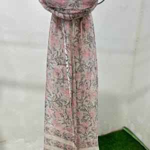 Hand Block Print Pfirsich Blumen Schal | Wrap aus Baumwoll-Voile | Leichter Sommerschal