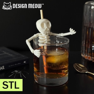 Puede incluir: Un vaso transparente lleno de líquido marrón y cubitos de hielo, con un agitador de bebidas blanco en forma de esqueleto. El agitador tiene una pajita y está colocado en el vaso. El texto "DESIGN MEOW" está en la esquina superior izquierda.