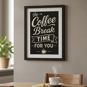 Könnte beinhalten: Ein gerahmter Schwarz-Weiß-Druck mit dem Text "the Coffee Break TIME FOR YOU" hängt an einer grauen Wand. Eine Tasse Kaffee steht auf einem Holztisch mit einem Teller mit Essen. Eine Pflanze im Topf ist im Hintergrund zu sehen.