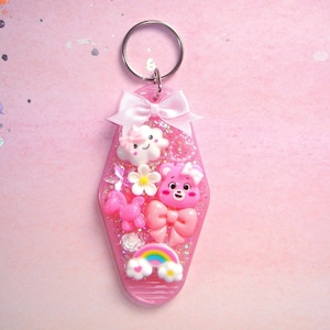 Llavero de oso rosa, llavero de hotel, llavero retro, llavero de basura, llavero acrílico kawaii