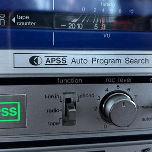 Pu&ograve; includere: Un pannello di controllo audio argentato con display blu, contanastri e VU meter. Include un pulsante APSS illuminato in verde, un selettore di funzione, una manopola per il livello di registrazione e vari interruttori a levetta.