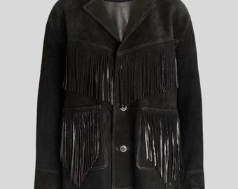 Puede incluir: Chaqueta de ante negra con flecos. La chaqueta tiene un cuello clásico, dos bolsillos delanteros y cierres de botón. Los flecos están en el pecho, los bolsillos y el dobladillo. Una prenda de vestir exterior elegante.