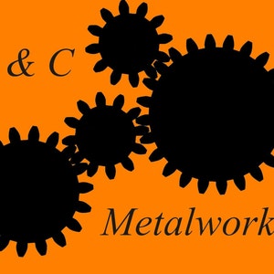 Puede incluir: Logotipo en blanco y negro con el texto "Z & C Metalworks" y cuatro engranajes entrelazados.