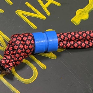 Perle De Dragonne G10 Rouge Moyen Avec Deux Gorges - Fabriquée Main Aux USA, Offerte Avec Une Dragonne Paracord