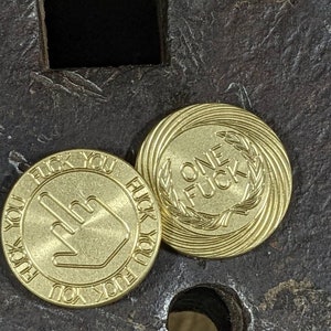 Una moneda de mierda lavada a la piedra sin pátina