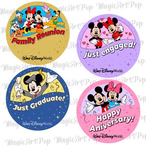 Puede incluir: Cuatro pegatinas redondas con personajes de Disney. Una dice "Family Reunion", otra "Just Engaged!", una tercera "Just Graduate!" y la última "Happy Anniversary!". Cada una tiene el logo de Walt Disney World.