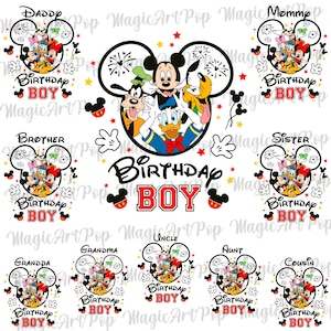 Pode incluir: Uma coleção de designs de aniversário com o tema Mickey Mouse. Os designs incluem Mickey, Donald, Pateta e outros personagens. O texto inclui "Birthday Boy" e títulos familiares como "Mommy", "Daddy", "Brother", "Sister", "Grandma", "Grandpa", "Aunt", "Uncle" e "Cousin".