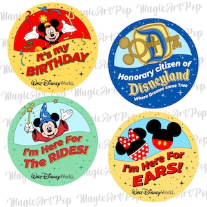 Puede incluir: Cuatro pegatinas redondas con temática de Disney. Una dice "It's my Birthday" con Mickey Mouse. Otra dice "Honorary citizen of Disneyland". La tercera dice "I'm Here For The RIDES!" con Mickey como hechicero. La última dice "I'm Here For EARS!" con Mickey y Minnie.