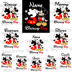 Puede incluir: Una colección de diseños de cumpleaños con el tema de Mickey Mouse. Cada diseño presenta a Mickey Mouse, el número 3 y texto como "Daddy", "Mommy", "Brother", "Sister", "Grandpa", "Grandma", "Uncle", "Aunt" y "Cousin".