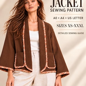 Peut inclure: Un patron de couture pour veste SEWCRAFT PATTERNS avec un haut blanc et un pantalon clair. La veste marron présente des manches larges et une bordure florale sur les bords et les poches. Texte : A0, A4, US LETTER, SIZES XS-XXXL, DETAILED SEWING GUIDE.