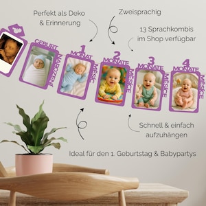 Könnte beinhalten: Ein lila Banner mit Babyfotos, beschriftet mit Monaten und dem Wort "Geburt". Der Text enthält "Perfekt als Deko & Erinnerung", "Zweisprachig", "13 Sprachkombinationen im Shop verfügbar" und "Schnell & einfach aufzuhängen".