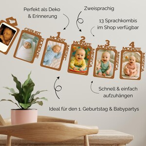 Op de afbeelding: Een baby-mijlpaalfotobanner met afbeeldingen van een baby van de geboorte tot vier maanden oud. De banner bevat tekst in het Duits en een andere taal, met de woorden "Perfekt als Deko & Erinnerung" en "Ideal für den 1. Geburtstag & Babypartys."