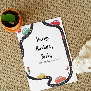 誕生日の招待状、子供のパーティーの招待状、男の子の車、日付の保存、パーソナライズされた子供用車のカード、ユニークでかわいいレースの運転 - すぐにダウンロードできます