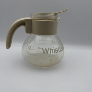 Könnte beinhalten: Ein Set aus drei Keramikbechern mit gesprenkelter, matter Oberfläche. Die Becher sind in den Farbtönen Creme, Hellgrau und Dunkelgrau gehalten. Jeder Becher hat ein schlichtes, minimalistisches Design und einen abgerundeten Henkel. Die Becher sind aufeinander gestapelt.