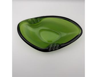 Plato para dulces y baratijas de cristal de Murano vintage con forma trasera, cenicero verde grande y pesado.