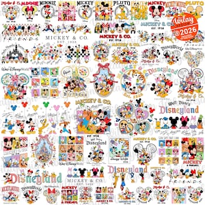 Puede incluir: Una colección de coloridos diseños temáticos de Disney con Mickey Mouse, Minnie Mouse, Pluto y otros personajes. Los diseños incluyen texto como "Mickey & Co. Est. 1928", "Disneyland" y "Friends".