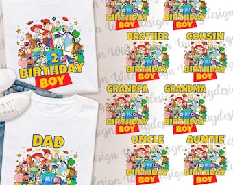 Op de afbeelding: Witte t-shirts met een kleurrijke afbeelding van diverse geanimeerde personages uit de Toy Story-franchise. De tekst bevat titels zoals Mom, Sister, Brother, Cousin, Grandpa, Grandma, Uncle, Auntie en Dad, met Birthday Boy eronder.