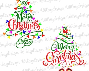 Op de afbeelding: Twee kerstboomontwerpen met de woorden "Merry Christmas" in rode en groene letters. De bomen zijn versierd met kleurrijke lichtjes en Mickey Mouse-vormen. Eén ontwerp bevat rode schoenen.