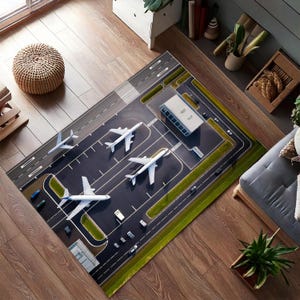 Pode incluir: Uma vista aérea de uma pista de aeroporto movimentada com quatro aviões que taxiam na pista. A pista é cercada por grama verde e árvores. A imagem é uma representação realista de uma cena de aeroporto.