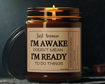 Vela "Just Because I'm Awake", regalo sarcástico para compañeros de trabajo, amigos, regalo divertido de oficina para jefes, regalo para adolescentes, vela de broma viral de tendencia.