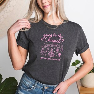 Maglietta da addio al nubilato Comfort Colors, maglietta personalizzata &quot;Going to the Chapel Gonna Get Married&quot;, maglietta da sposa Doodle Coquette